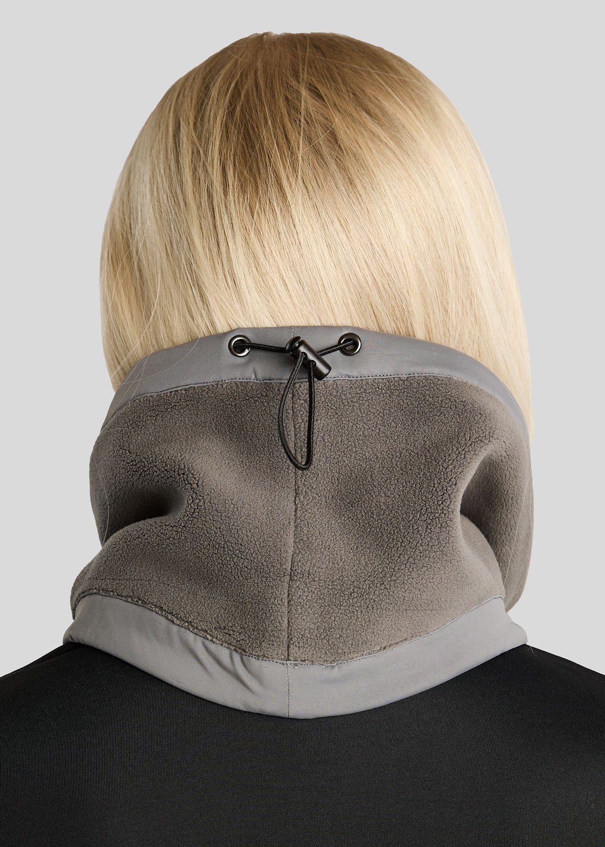 MoEllie Cuello Polar con logo en Gun Metal - Gris