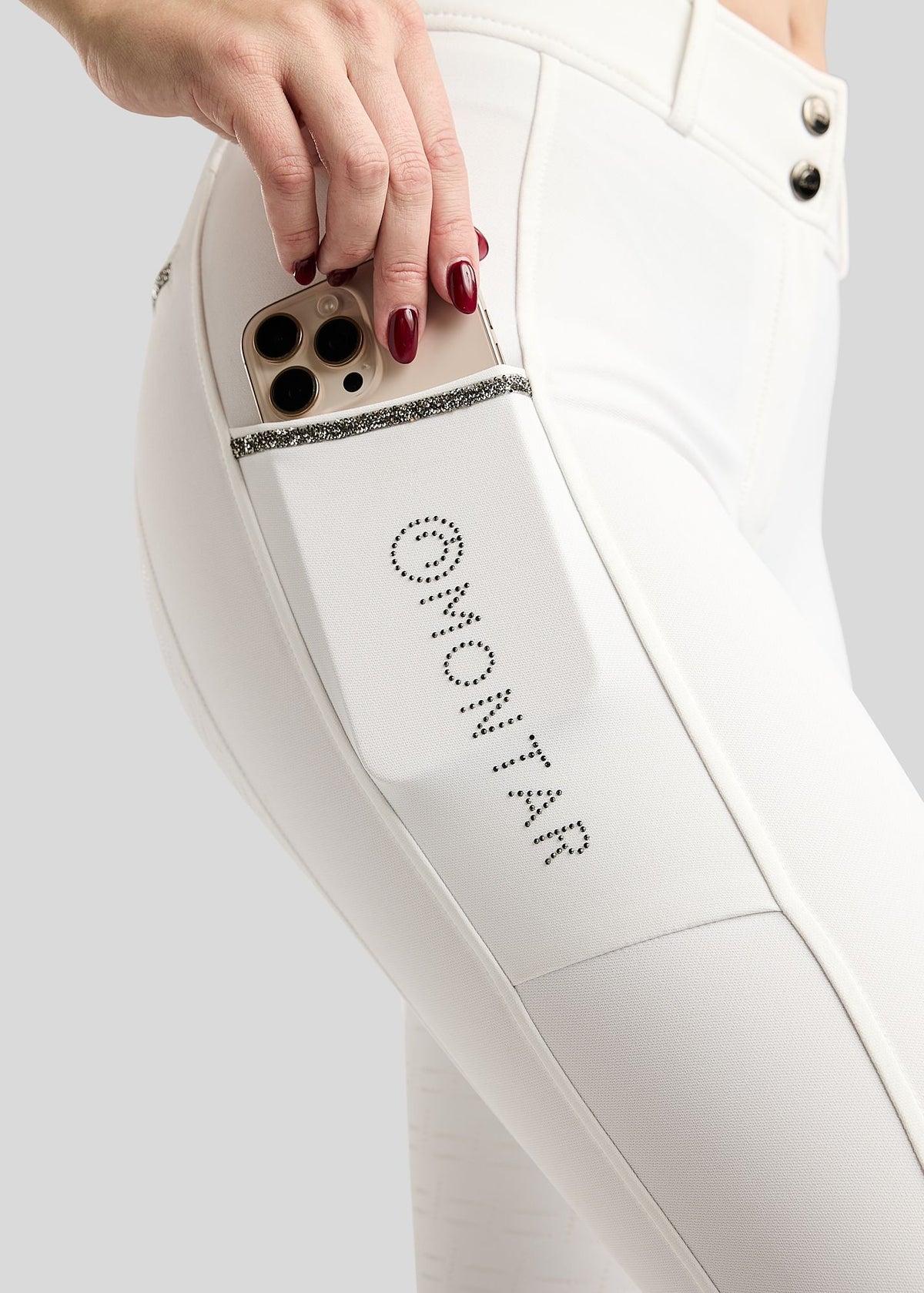 MoMaisy Pantalón Full Grip con detalles Gun Metal Crystal - Blanco