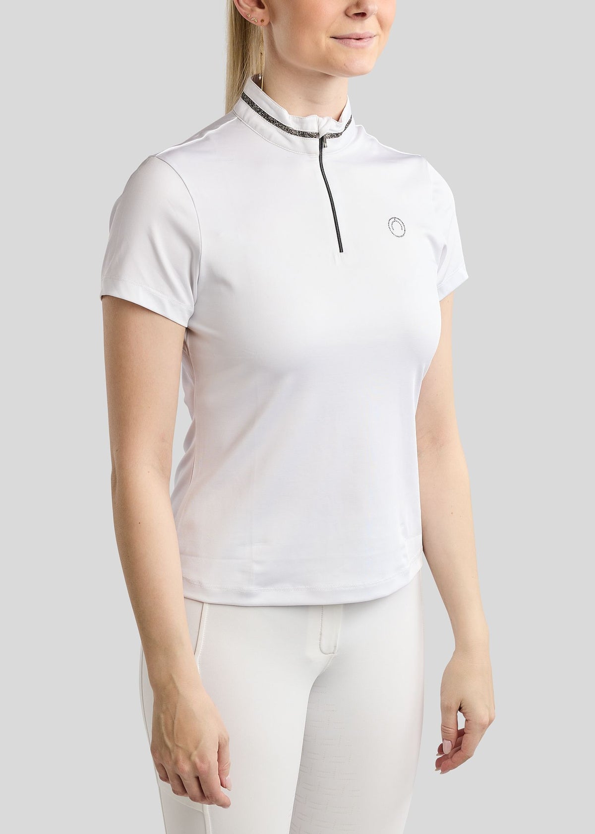 MoMaisy Polo de Concurso con detalles Gun Metal - Blanco