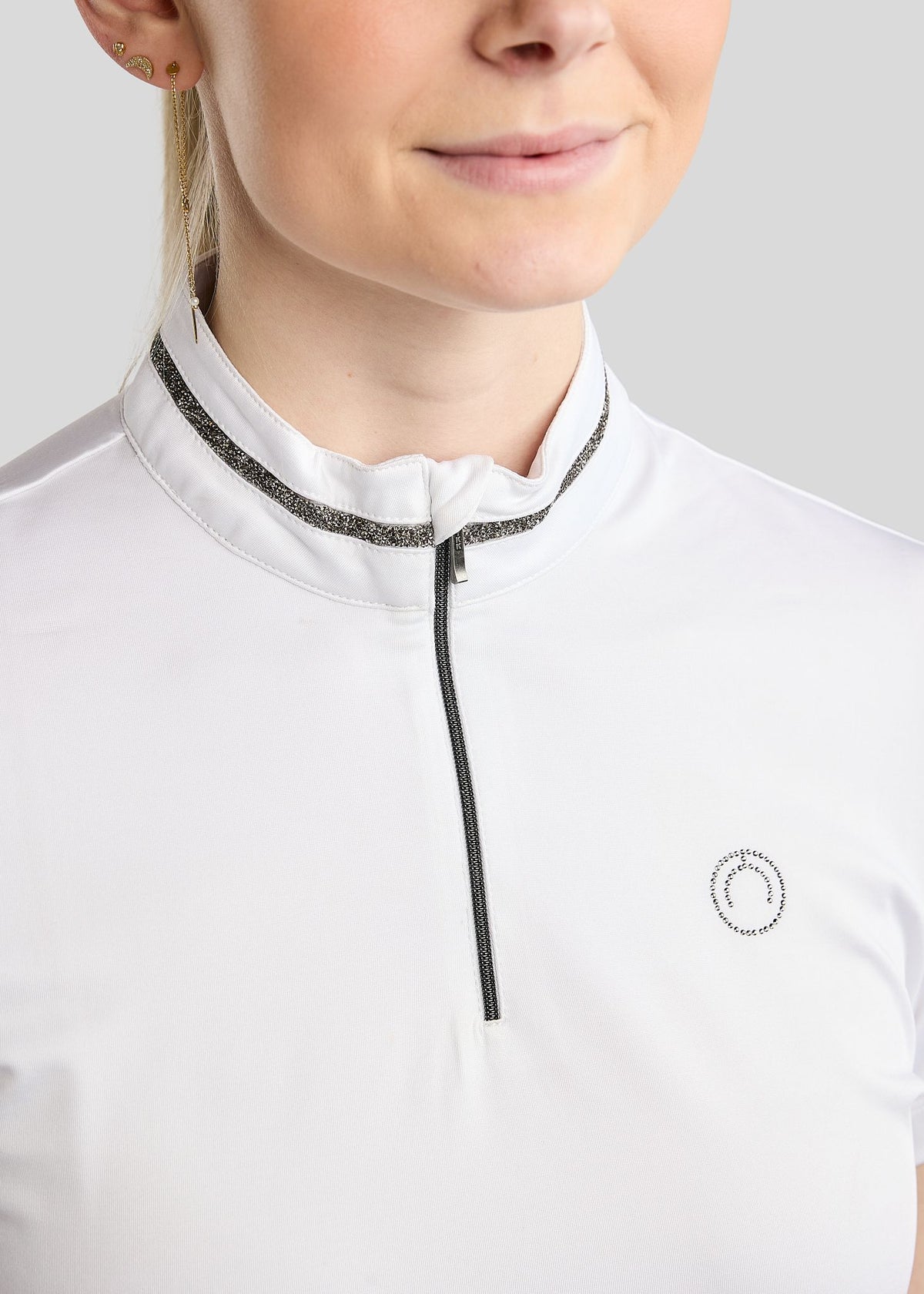 MoMaisy Polo de Concurso con detalles Gun Metal - Blanco