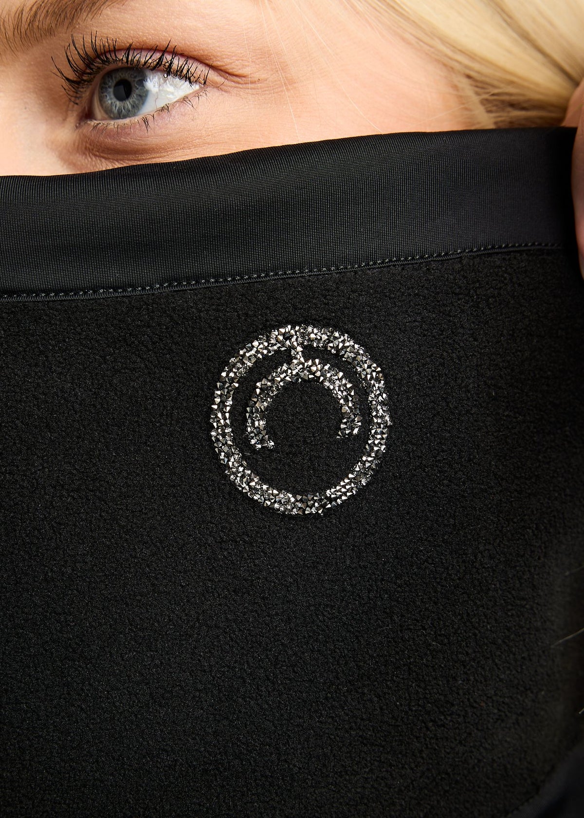 MoEllie Cuello Polar con logo en Gun Metal - Negro