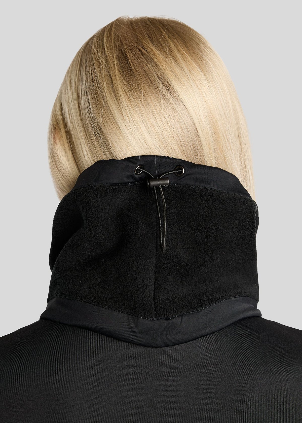MoEllie Cuello Polar con logo en Gun Metal - Negro