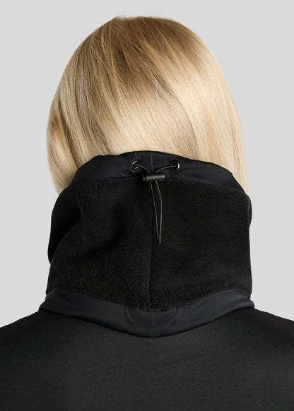 MoEllie Cuello Polar con logo en Gun Metal - Negro