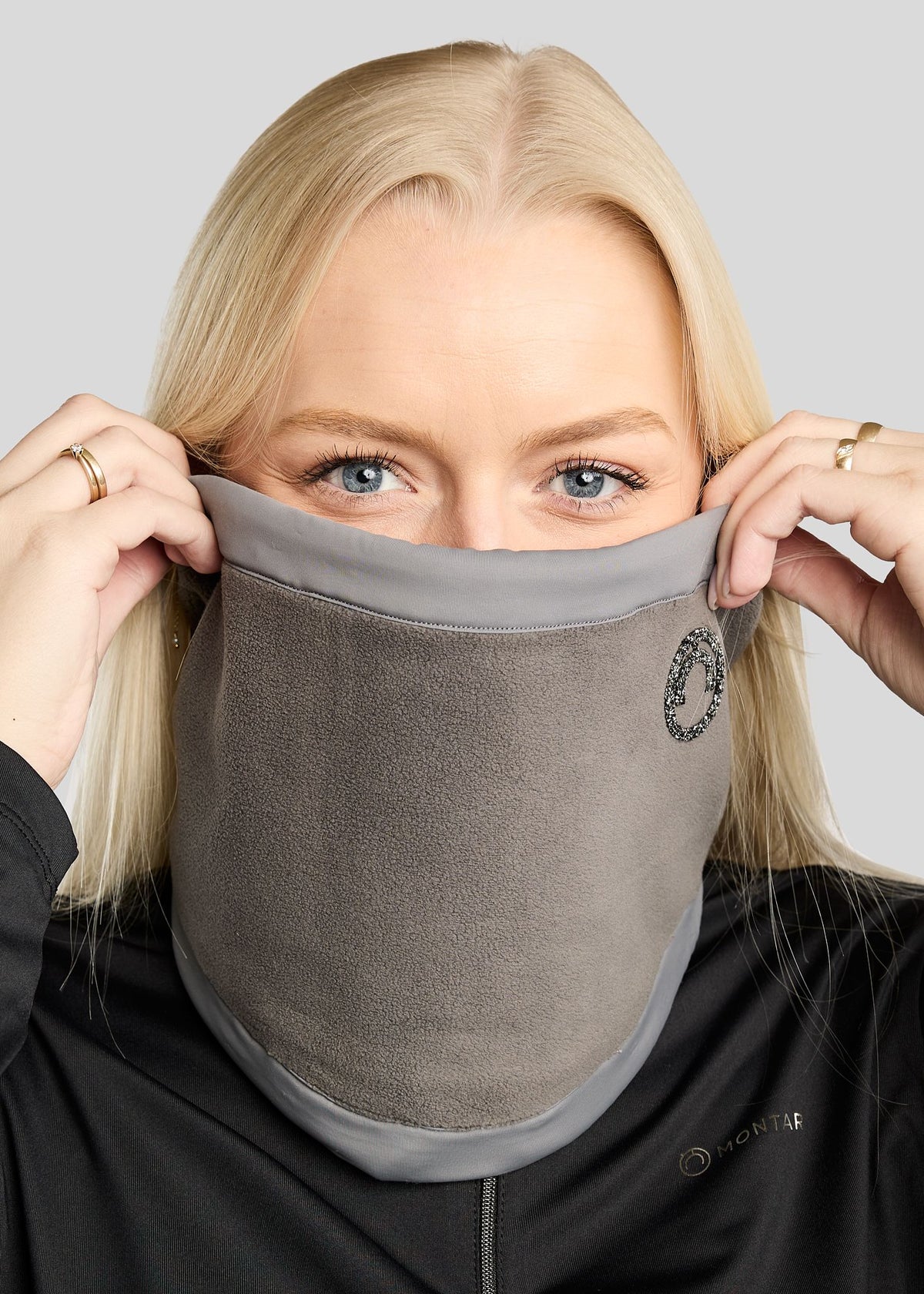 MoEllie Cuello Polar con logo en Gun Metal - Gris