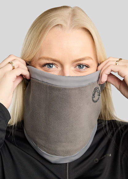 MoEllie Cuello Polar con logo en Gun Metal - Gris