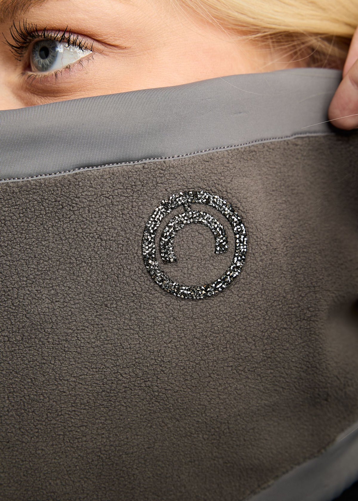 MoEllie Cuello Polar con logo en Gun Metal - Gris