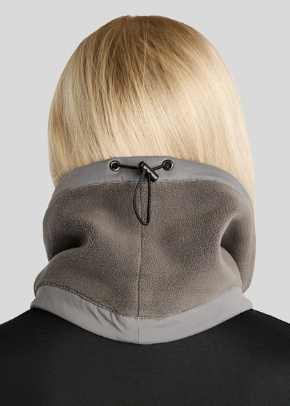 MoEllie Cuello Polar con logo en Gun Metal - Gris