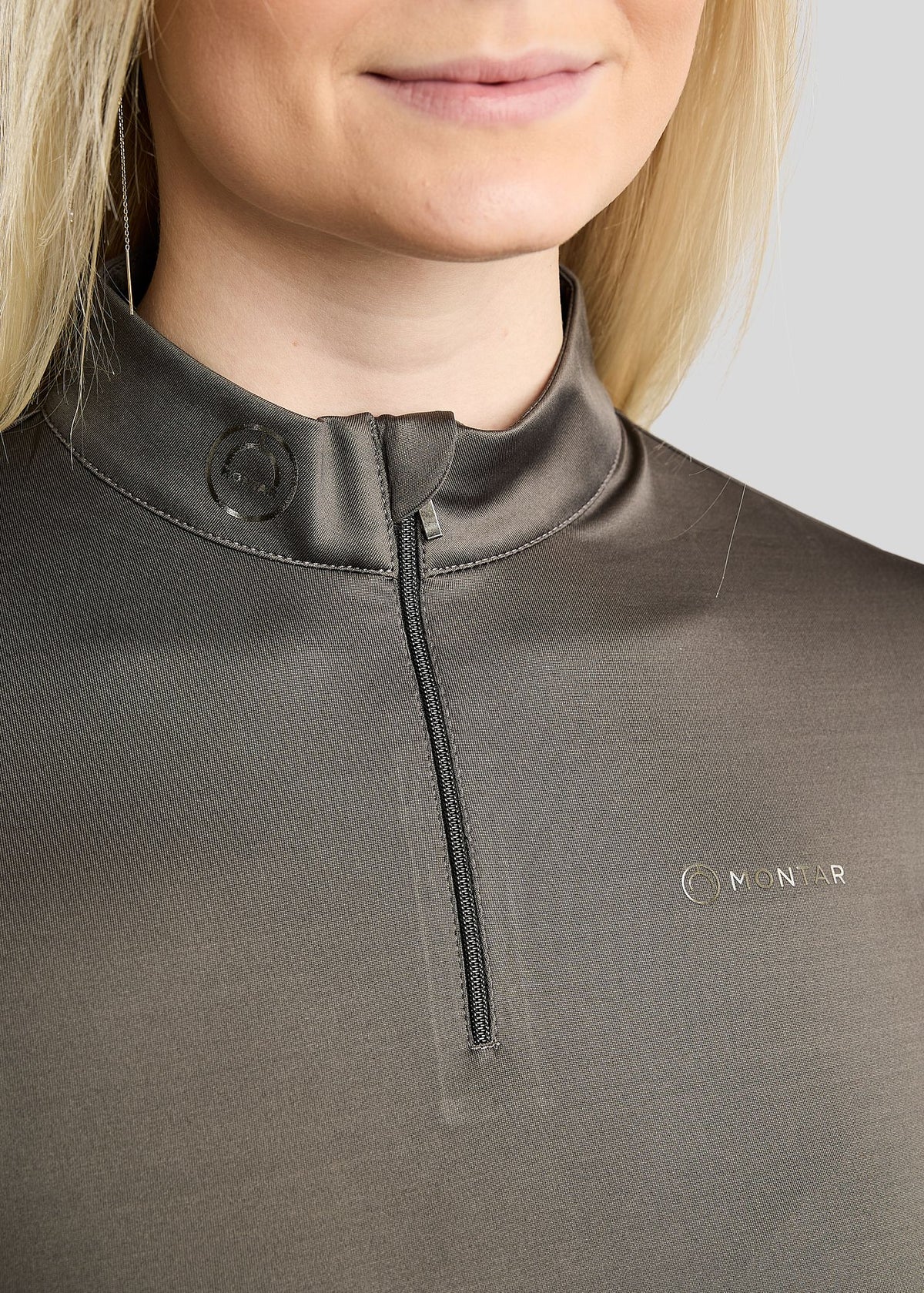 MoMegan polo manga larga con logo en Gun Metal - Gris