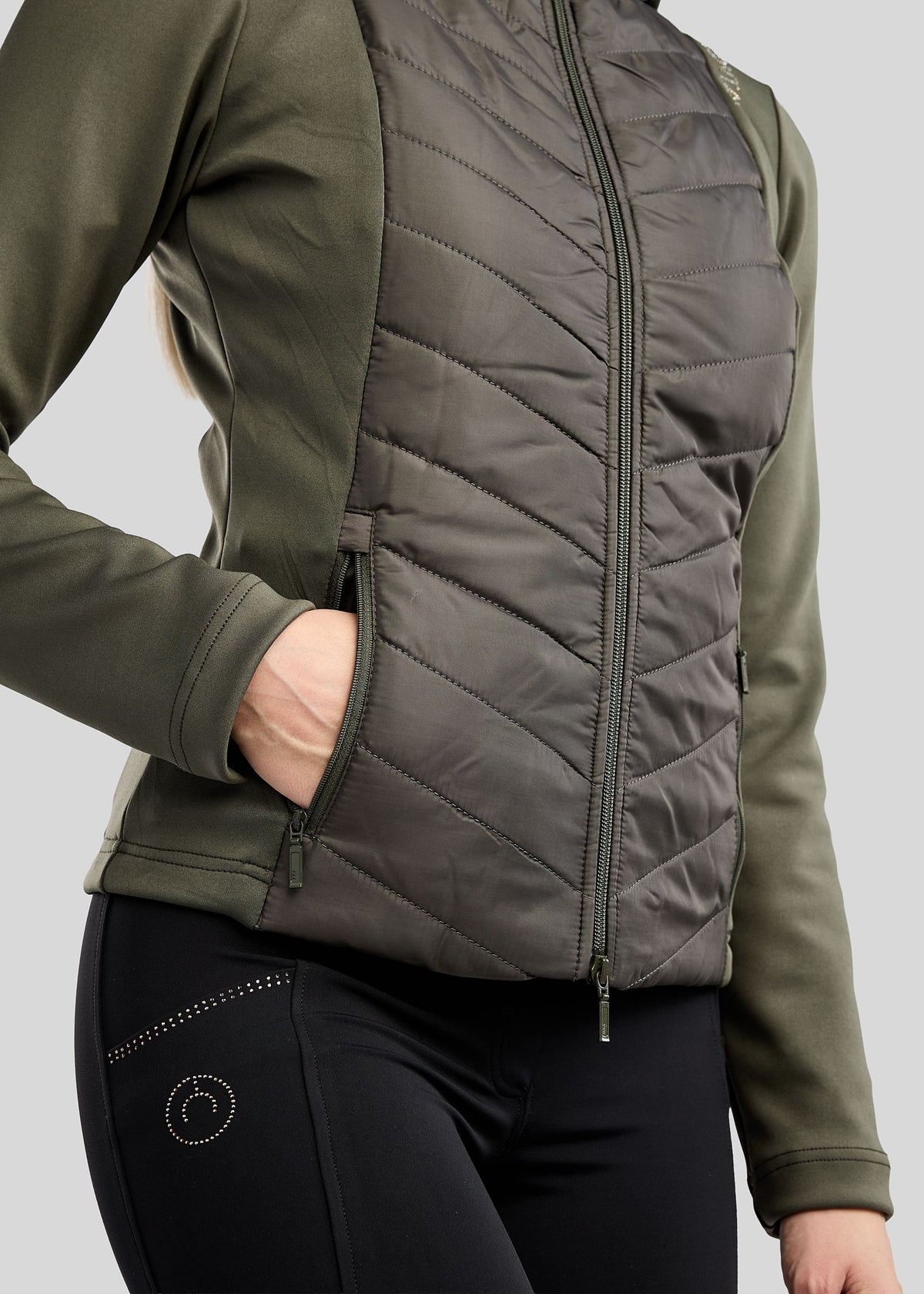 MoEverline Chaqueta Híbrida Montar con Capucha Desmontable y detalles Golden Quartz -Forest Green