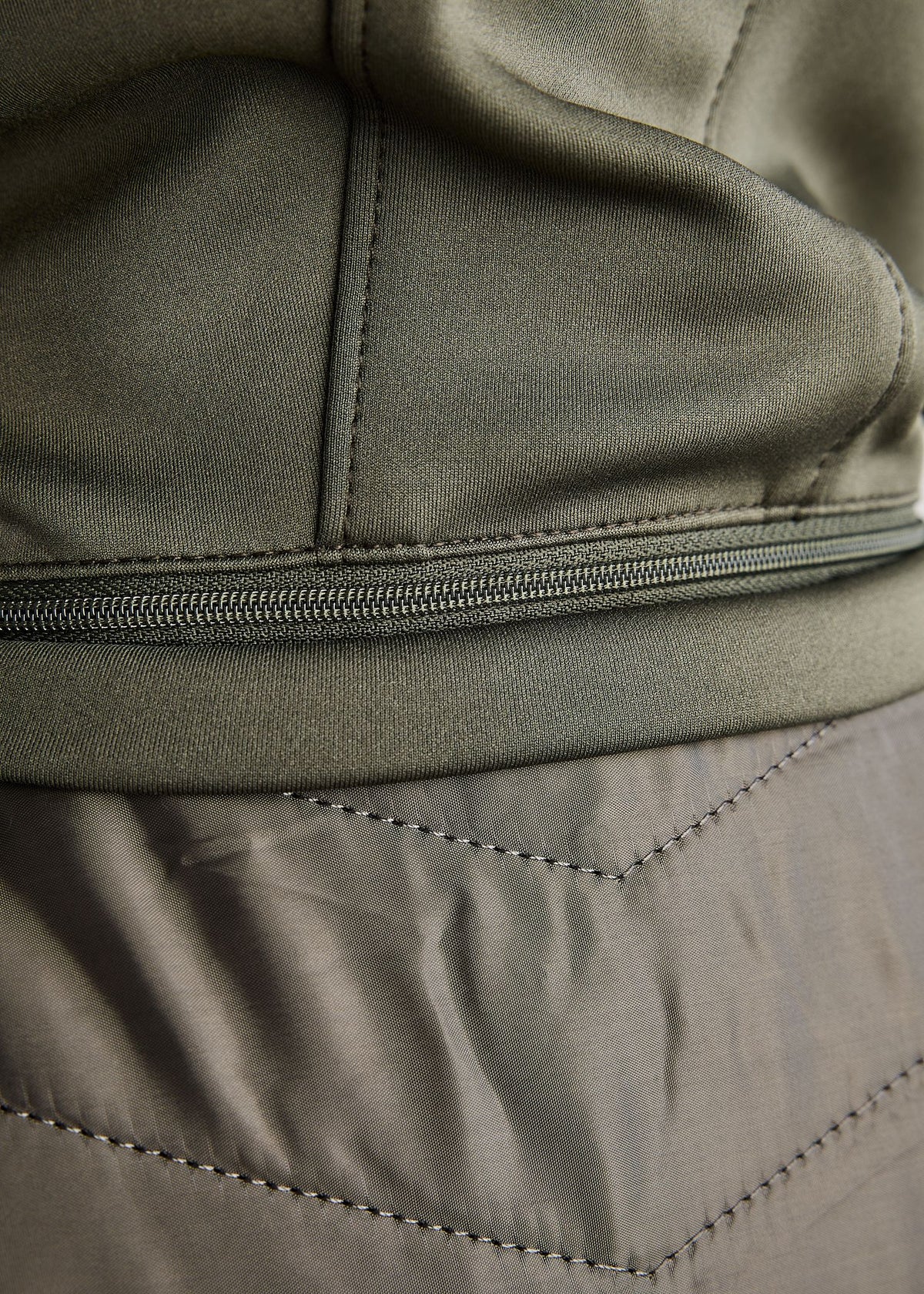 MoEverline Chaqueta Híbrida Montar con Capucha Desmontable y detalles Golden Quartz -Forest Green