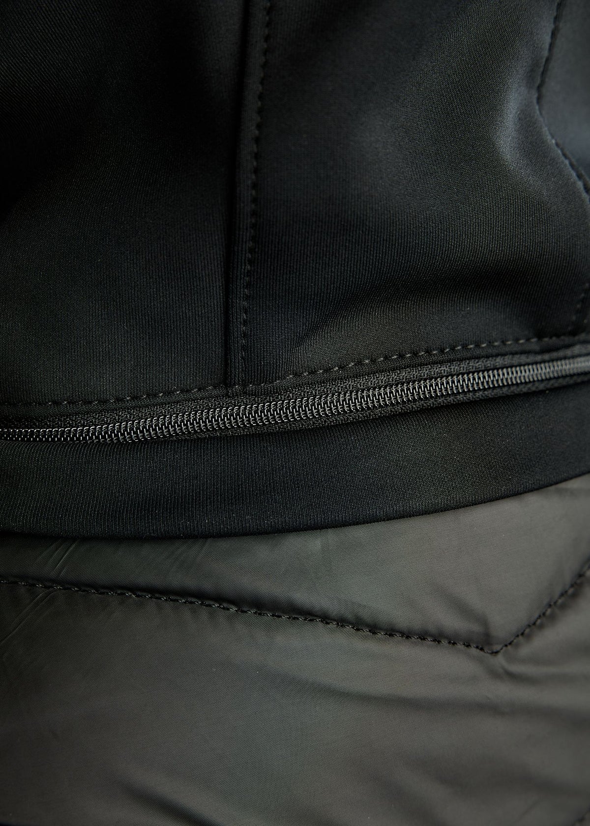 MoEverline Chaqueta Híbrida Montar con Capucha Desmontable y detalles Golden Quartz - Negro