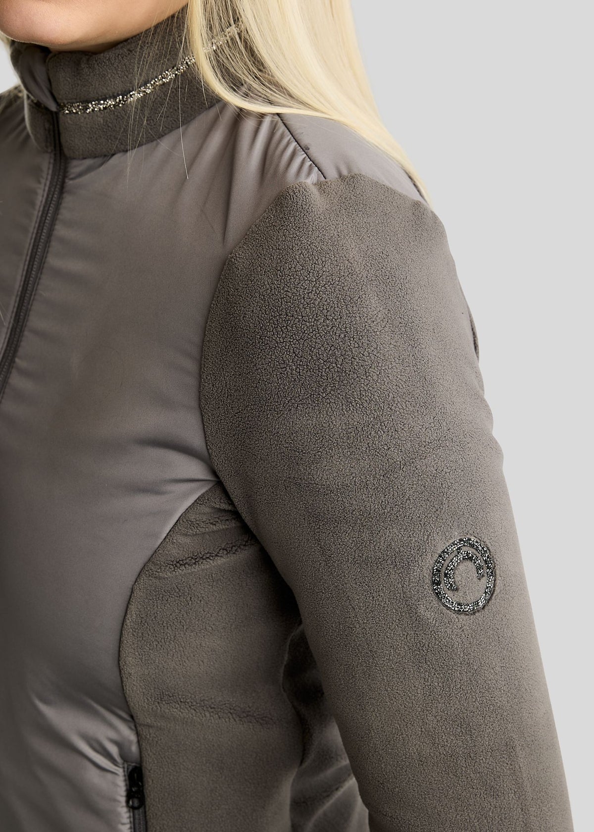MoEllie Chaqueta Polar con detalles Gun Metal - Gris