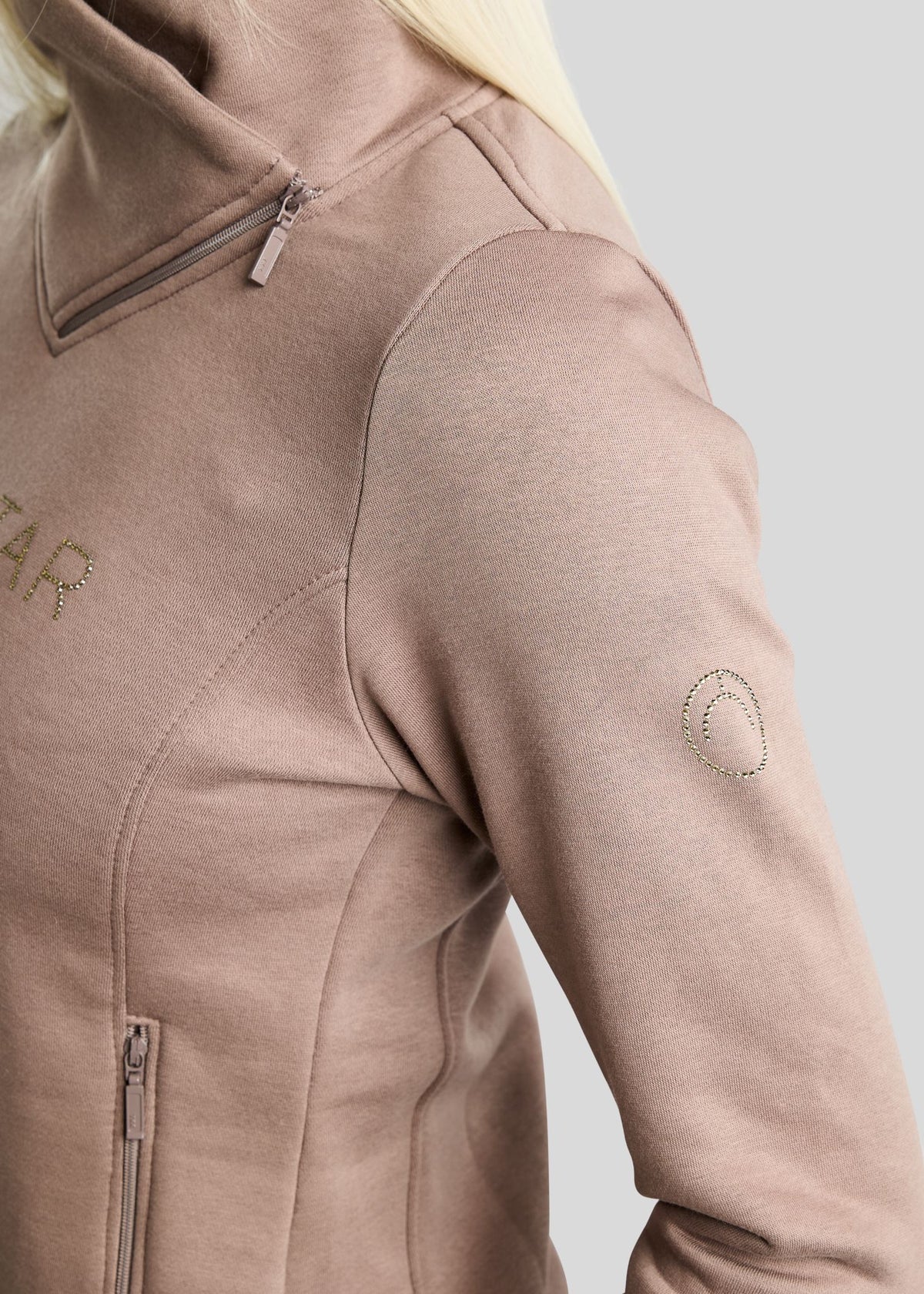 MoNaja Sudadera Montar con Cuello Alto y Cristales Golden Quartz - Nougat Brown