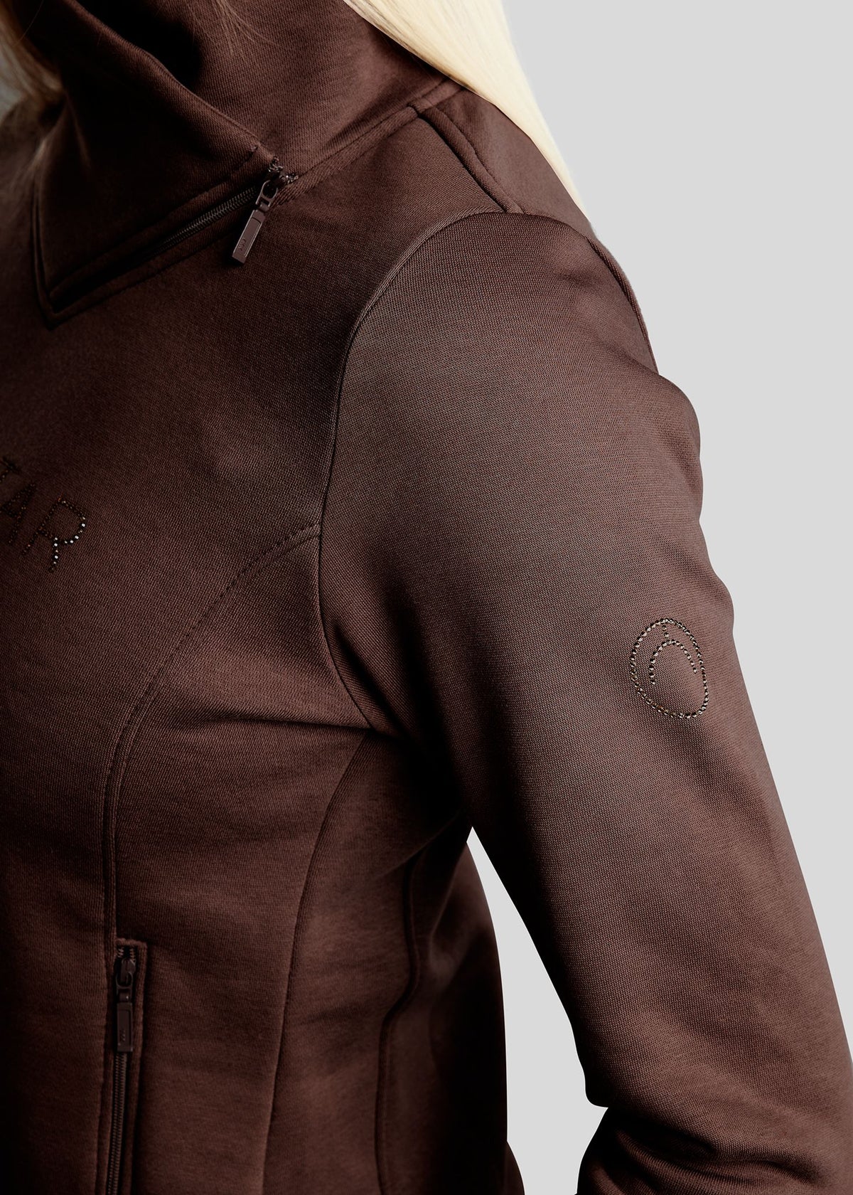MoNaja Sudadera Montar con Cuello Alto y Cristales Golden Quartz - Black Peony